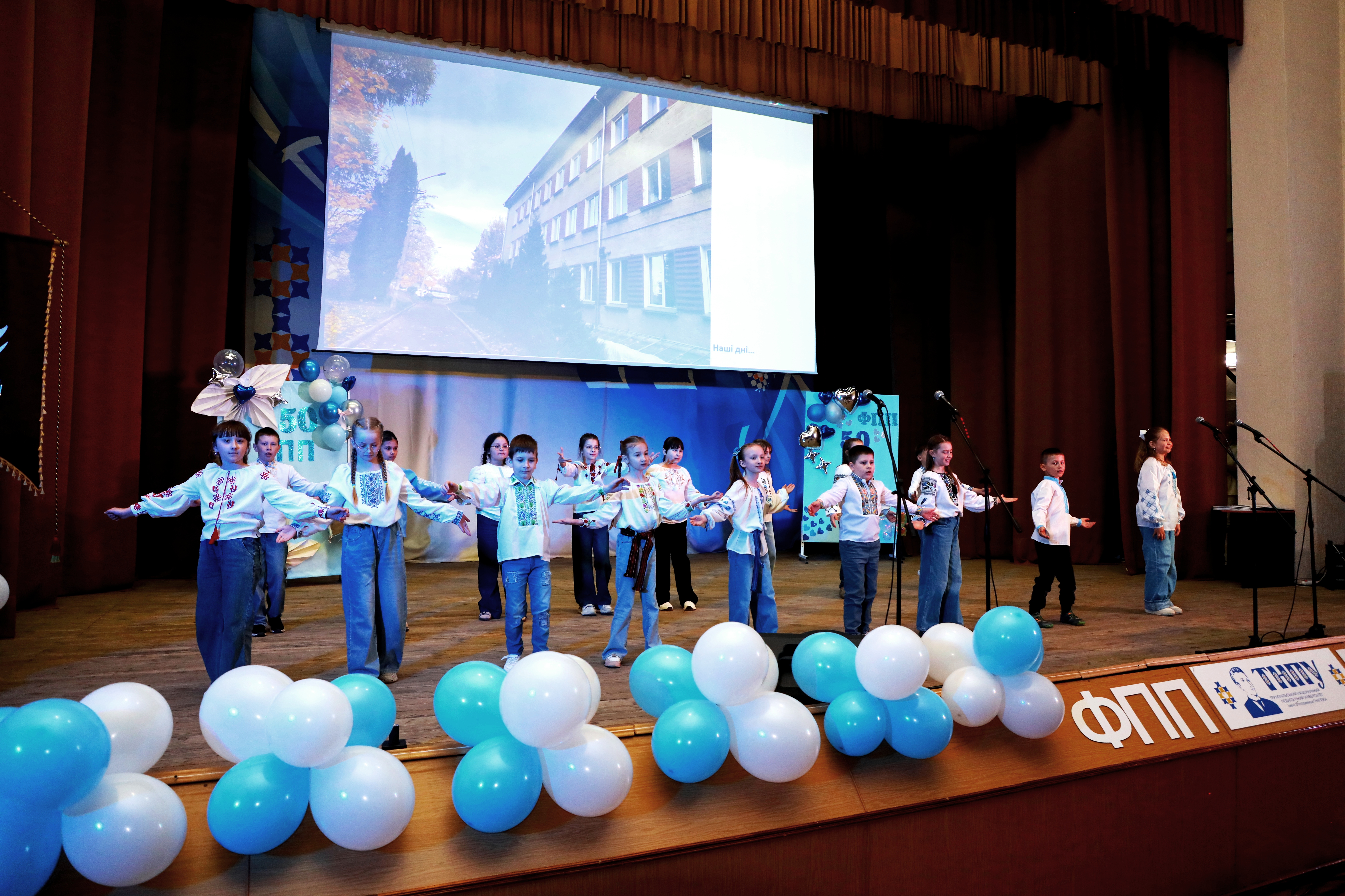 Учні 3 класу запалюють зал